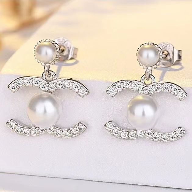 Small fragrant diamond pearl earrings