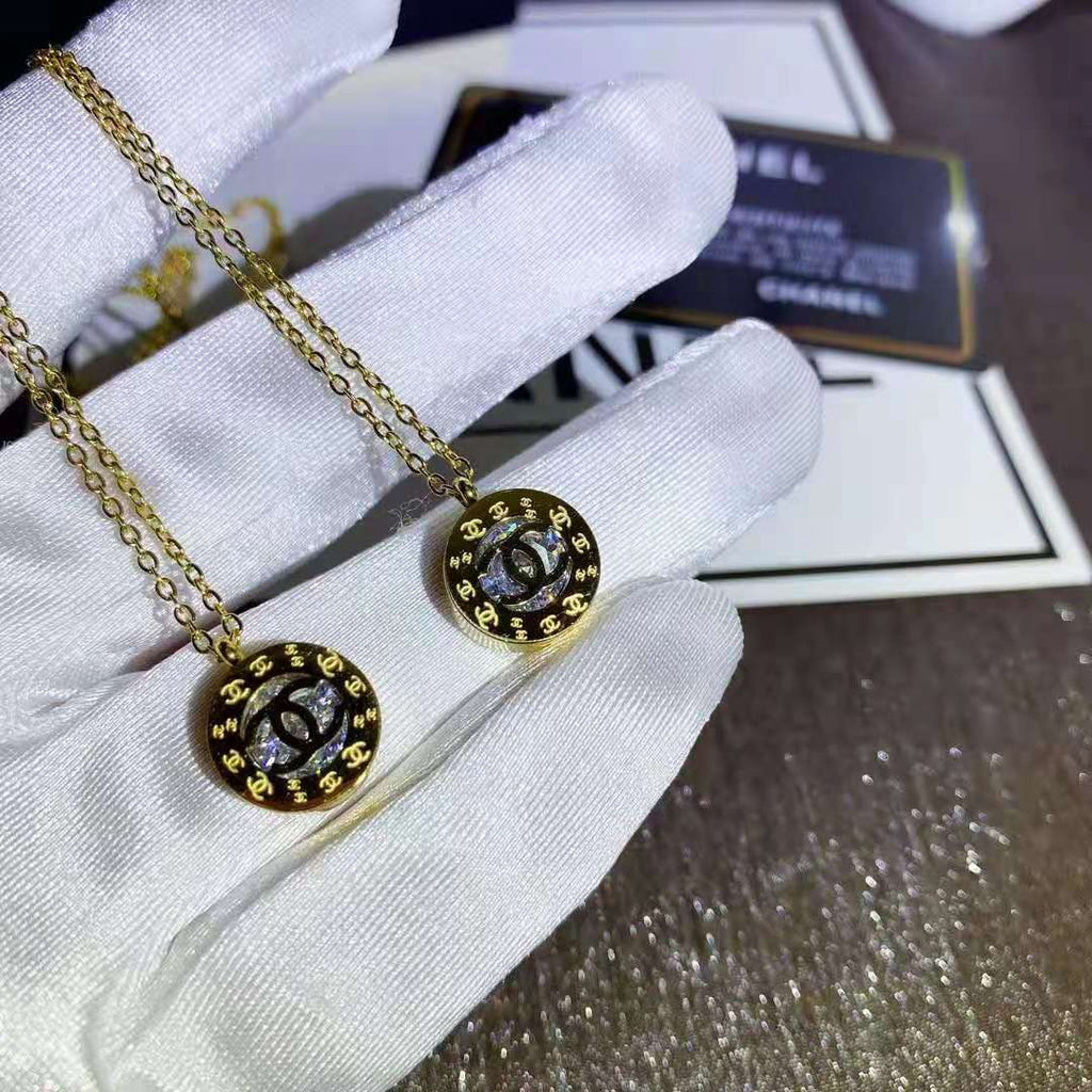 18k Solitaire Necklace Ladies