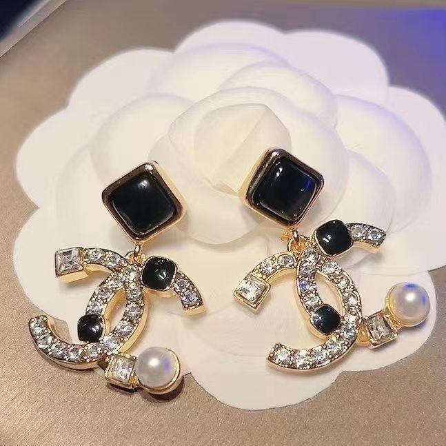 Small fragrant diamond pearl earrings