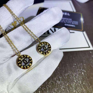 18k Solitaire Necklace Ladies